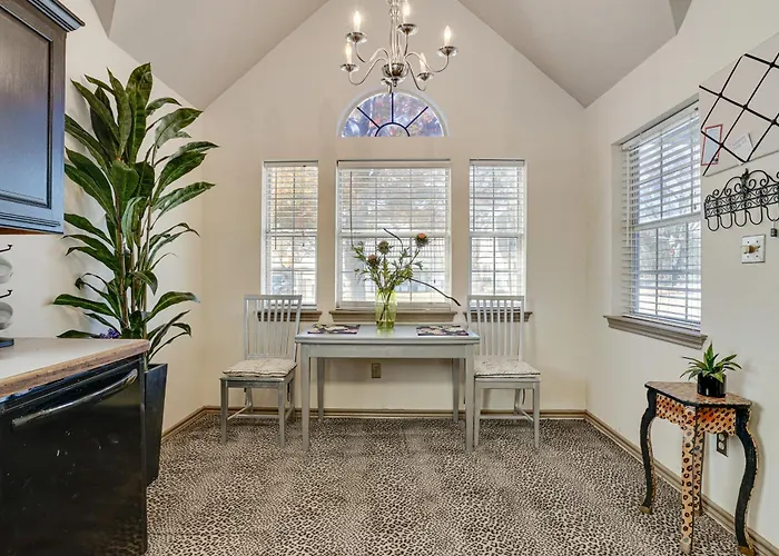 Walk To Shops: Centrally Located Worth * Fort Worth