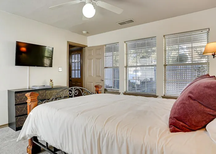 Walk To Shops: Centrally Located Worth * Fort Worth