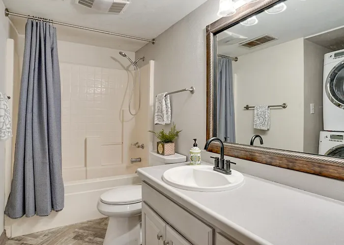 Walk To Shops: Centrally Located Worth Hébergement de vacances *