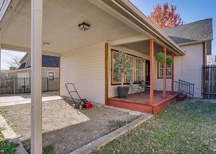 Walk To Shops: Centrally Located Worth Fort Worth