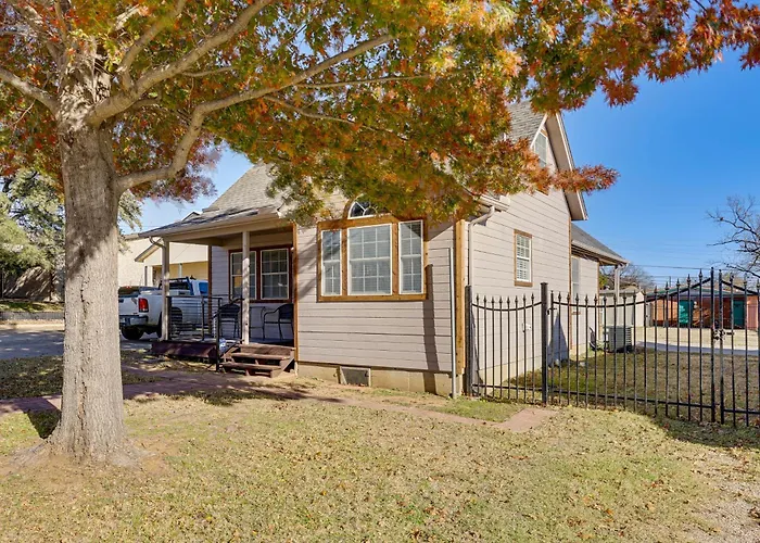 Walk To Shops: Centrally Located Worth